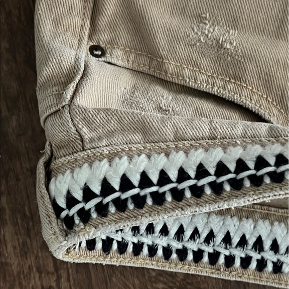 Cutoff Boho Embroidered Distressed Shorts - Picture 5 of 5